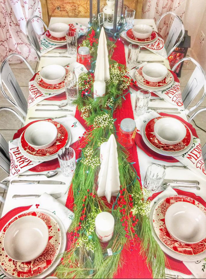 Red & White Vintage Christmas Tablesecape
