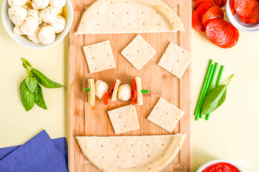 How to Assemble Pizza Kabobs&nbsp;