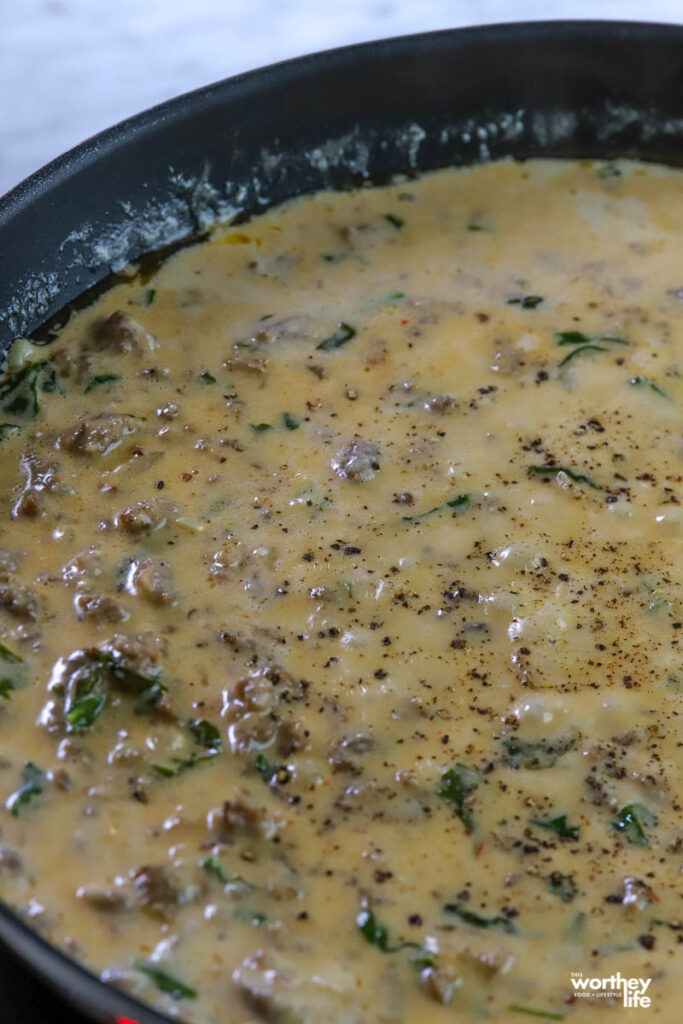 making sausage gravy