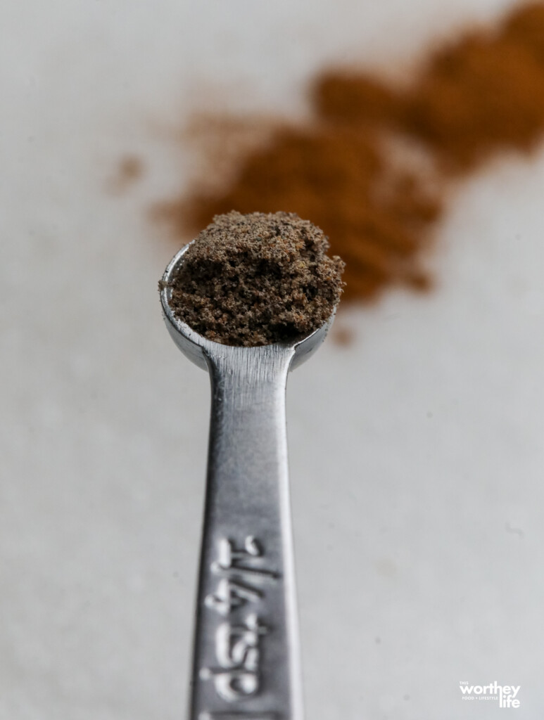 cardamon spice on a teaspoon